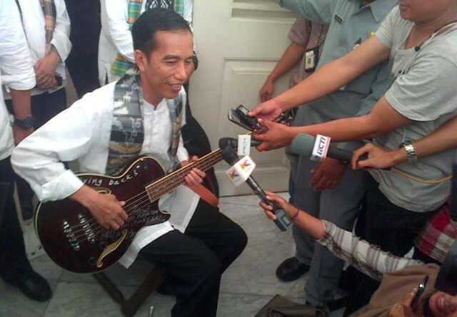 Jokowi Diminta Lapor ke KPK terkait Gitar Bas dari Metallica 